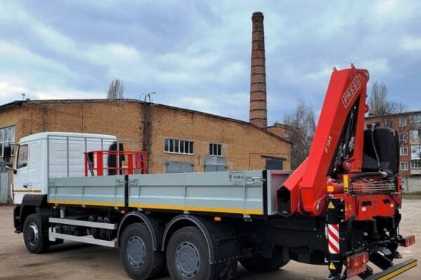 Для комунальників Полтавщини зробили бортову платформу на базі МАЗ з краном-маніпулятором Fassi