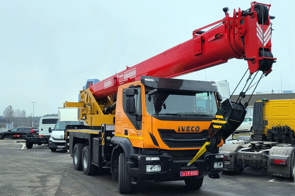 Модус впервые установил кран Palfinger Sany SPC320 на грузовое шасси IVECO Trakker