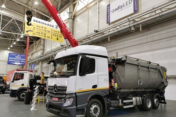 Модус продемонстрировал на Дортехэкспо-2021 новый автокран и автомобиль-контейнеровоз