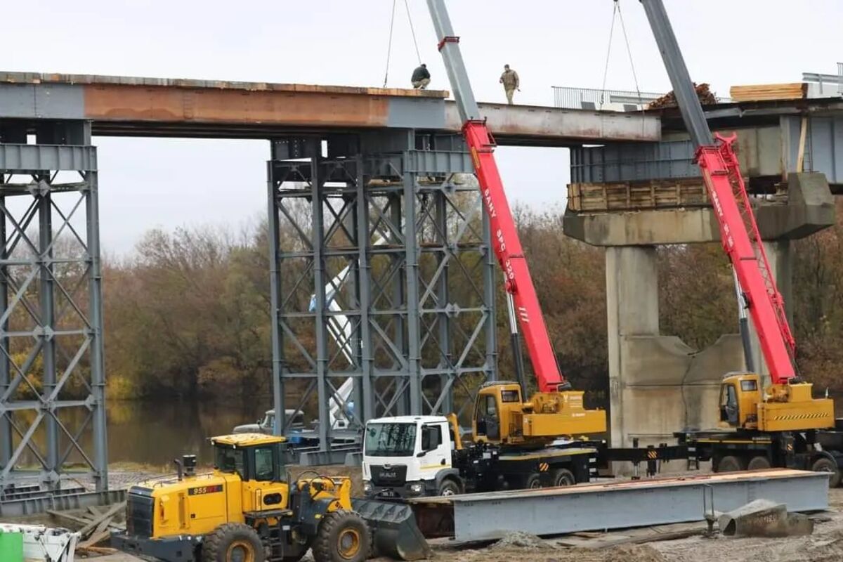 Сразу два автокрана Palfinger Sany работали на одном из разрушенных объектов Украины