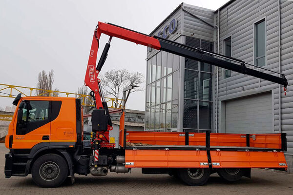 Изготовлены 3 бортовые платформы с кранами-манипуляторами FASSI на базе IVECO