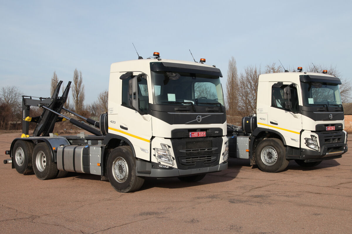 Завод выполнил заказ на партию хук-лифтов Ampliroll на базе VOLVO FM420