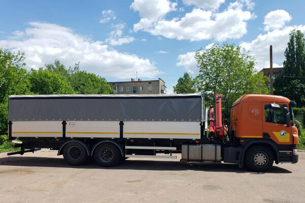 Выполнены две бортовые платформы на базе Scania с монтажом кранов-манипуляторов FASSI