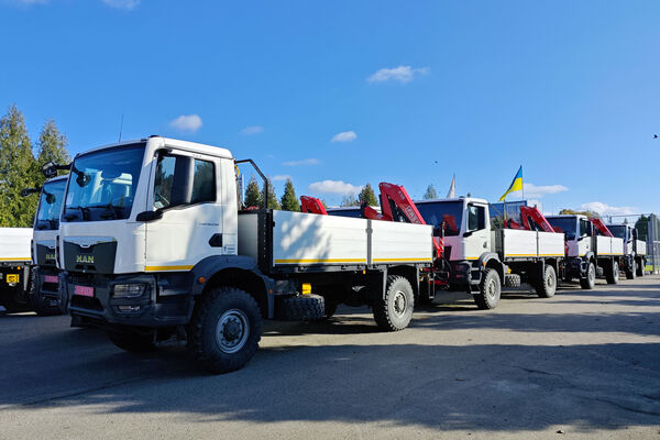 В Украине изготовлена крупная партия бортовых платформ с КМУ FASSI