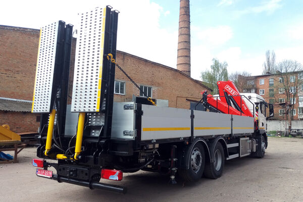 На базі MAN TGM 26.290 виконано бортову платформу з декількома підйомними механізмами