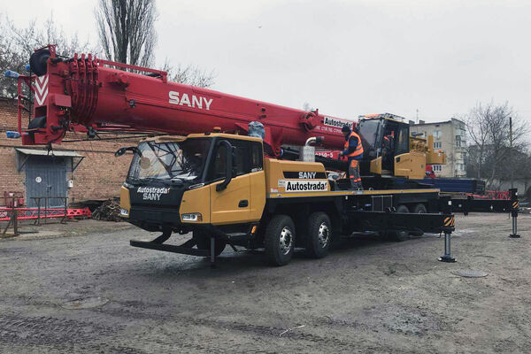 Отгружено два 55-тонных автокрана для крупной дорожно-строительной компании