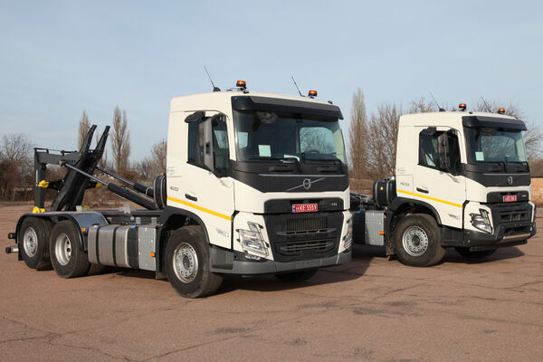 Завод виконав замовлення на партію хук-ліфтів Ampliroll на базі VOLVO FM420 