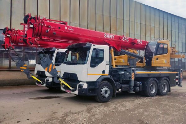 УКРНАФТА получила партию крановой спецтехники от УМЗ МОДУС