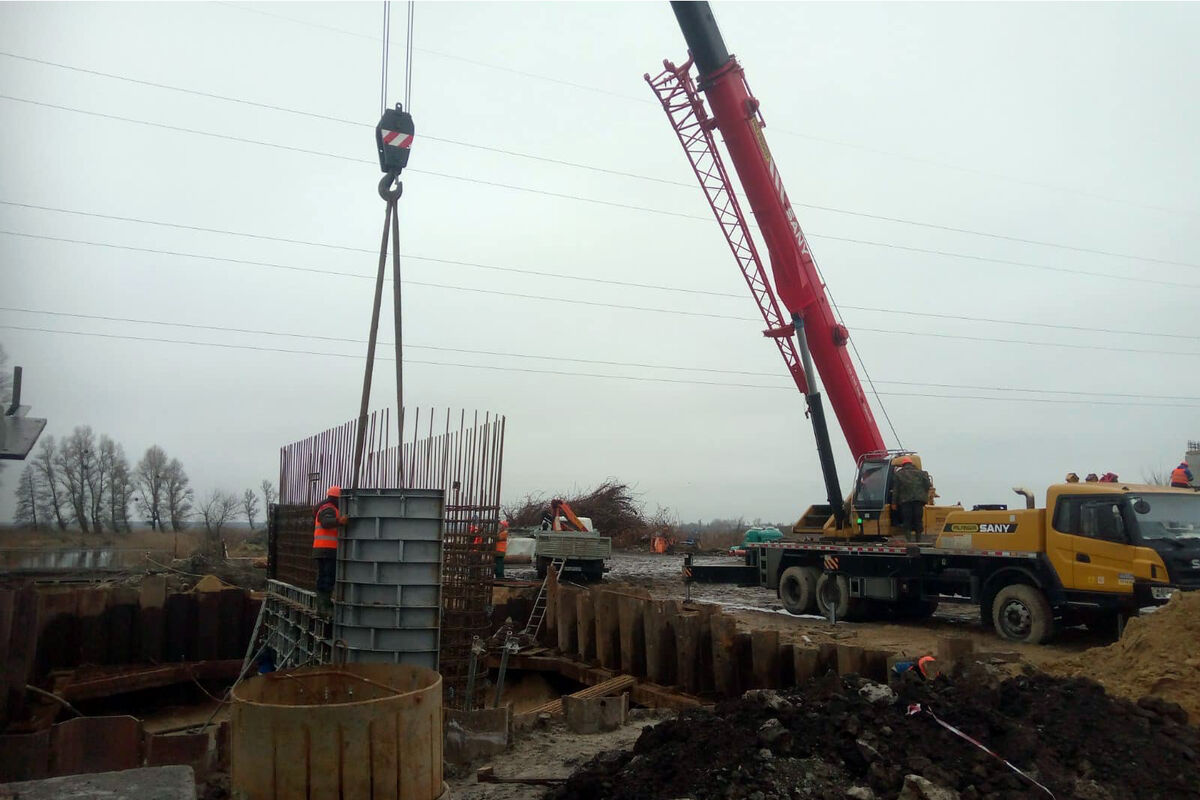 Автокран Palfiger Sany STC250 S участвует в восстановлении моста через р. Здвиж